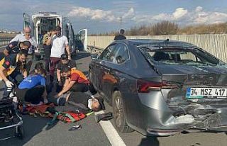 Emniyet şeridindeki otomobile motosiklet çarptı:...