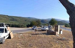 Erdek’te beyaz eşya yüklü kamyonet kaza yaptı,...