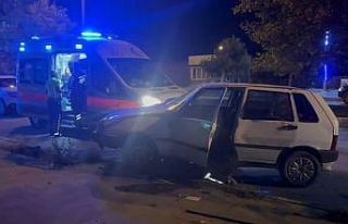 Erzincan’da otomobil kaldırıma çıktı: 1 yaralı