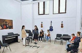 Esenyurt Belediyesi Kadın Sanat Merkezi’nde dersler...