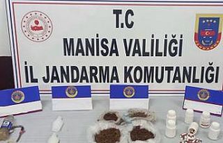 Evinde 1 kilo uyuşturucu ve yüzlerce hapla yakalandı