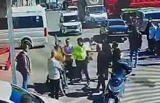 Evrak isteyen polise yumrukla karşılık verdi