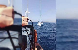 Fethiye açıklarında arızalanan yelkenli tekne...