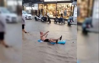 Fethiye’de turistler sel sularında eğlendi