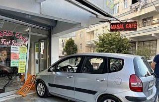 Fren yerine gaza bastı, önce yayaya ardından büfeye...