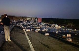 Gaziantep’te devrilen meşrubat yüklü tırın...