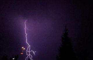 Gecenin karanlığını şimşekler aydınlattı