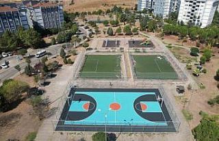 Gençlik parkının spor sahaları yenileniyor