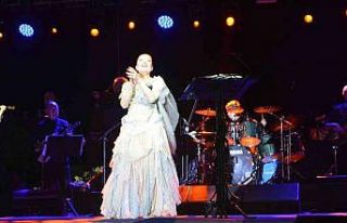 Gömeç’in kurtuluş gününde Candan Erçetin coşturdu