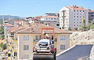 Gördes’te pazar yeri asfaltlanarak modern hale...