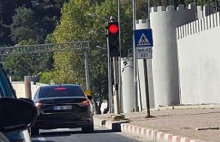 Güvenlik şeridini kullanan araçlar tepkilere neden...