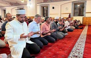 Hacılar kandil gecesinde huzurla doldu