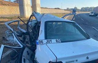 Hafif ticari araç ile çarpışan otomobil hurdaya...