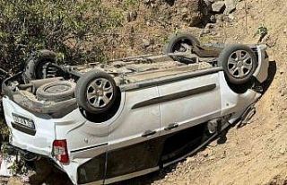 Hafif ticari araç uçuruma yuvarlandı: 1 ölü,...