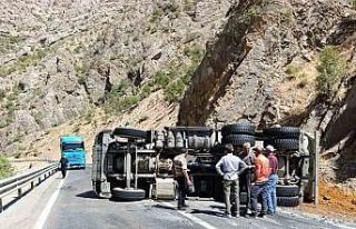 Hakkari’de maden yüklü kamyon devrildi:1 yaralı