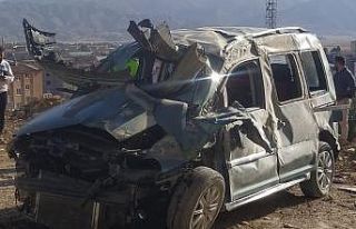 Hakkari’de virajı alamayan otomobil devrildi: 1’i...