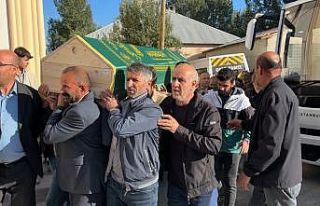 Halı sahada kalp krizi geçiren vatandaş Yüksekova’da...