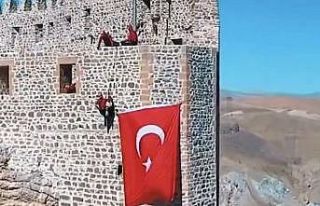 Hoşap Kalesi’nde bayrak yeniden asıldı