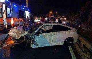 İki otomobil kafa kaya çarpıştı: 4 yaralı