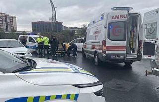 Islak zeminde kayan motosikletten düşen sürücü...