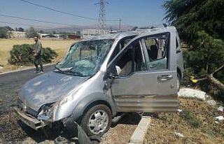 Isparta’da otomobil refüje çarpıp takla attı:...