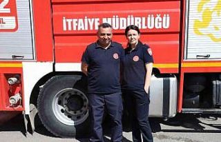 İtfaiyeci çift birlikte alevlerle savaşıyor