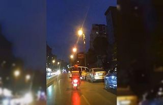 Kadıköy’de hafif ticari araç motosiklete çarptı:...