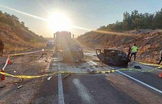 Kafa kafaya çarpışan iki otomobil alev aldı: 3...
