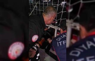 Kafası balkon korkuluklarına sıkışan çocuk itfaiye...