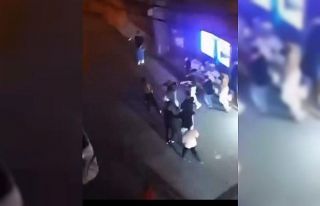 Kalabalık bir grup tarafından darp edilen genç...