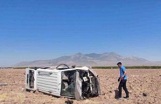 Karaman’da minibüs tarlaya takla attı: 1 yaralı