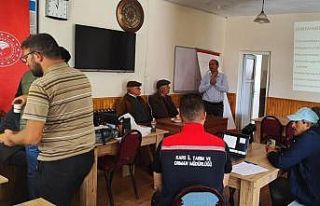 Kars’ta çiftçilere şarbon eğitimi verildi