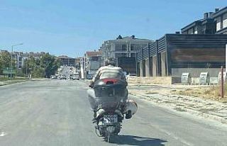 Kaskı kafasına değil motosikletin demirine taktı