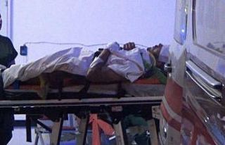 Kavga ederken yola kontrolsüzce atlayan gence otomobil...