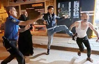 Kavgaya müdahale eden polise bıçak ve sandalyeli...