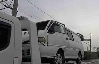 Kaygan zeminde kontrolden çıkan minibüs devrildi:...