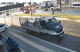 Kaza yapan motosikletlinin araç altında kalmaktan...