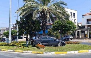 Kaza yapan otomobil refüje çıkarak durabildi