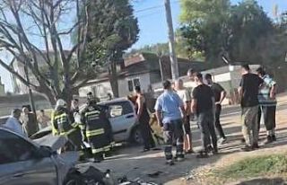 Kazada yaralanan kişi otomobilde sıkıştı