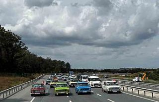 Klasik otomobil tutkunları Arnavutköy’de bir araya...