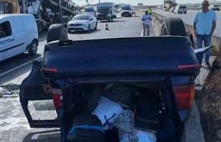 Kocaeli’de oto çekiciyle çarpışan otomobil devrildi:...