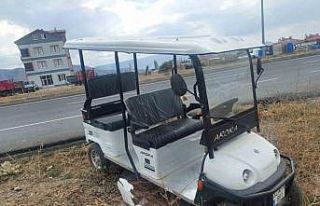Kontrolden çıkan golf aracı yol kenarına savruldu,...