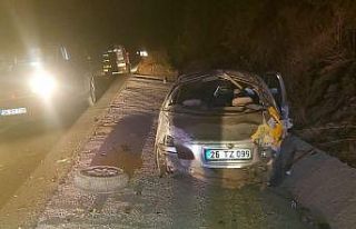 Kontrolden çıkan otomobil beton zemine çarptı:...