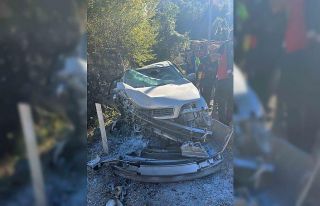 Kontrolden çıkan otomobil duvara çarptı: 2 yaralı