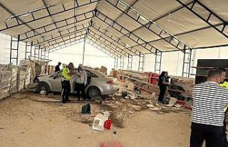 Kontrolden çıkan otomobil iş yerine girdi