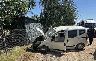 Konya’da lastiği patlayan araç bariyerlere çarptı:...