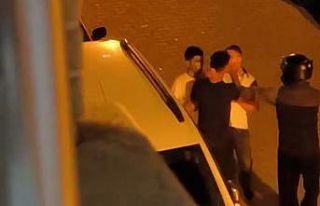 Köşeye sıkıştırdıkları genci önce dövüp...