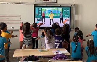 Köy okulunda akıllı tahta sevinci