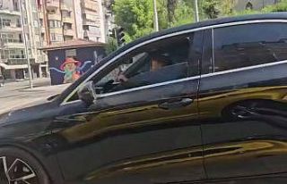 Küçük çocuğa trafikte otomobil kullandırdılar