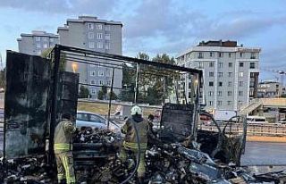 Küçükçekmece’de kargo yüklü kamyonet alev...